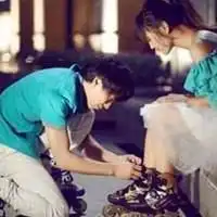 蹲下系鞋带情侣微信头像图片微信头像图片大全