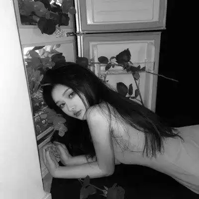 白色系唯美图片头像女黑