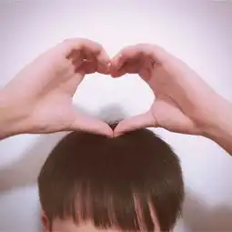 元气满满的幸福情侣头像气质女生搭配帅气男生情侣头像