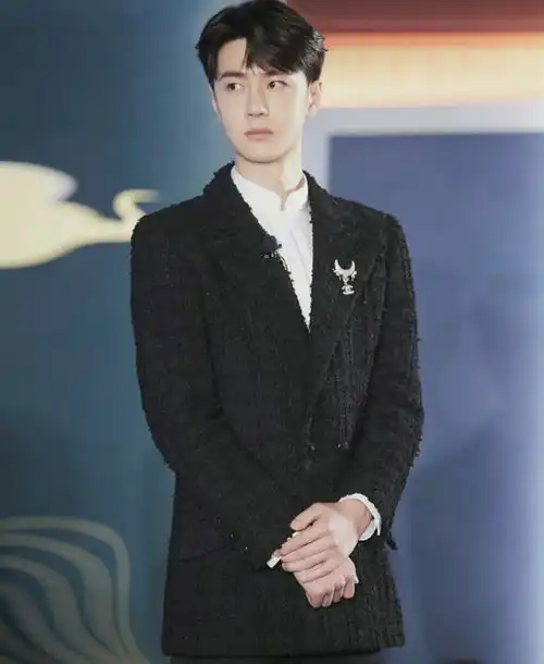 风起洛阳开播发布会,王一博黑色西服,禁欲高冷