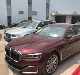 宝马新7系实车到店动力全面提升,气场完胜奔驰s级