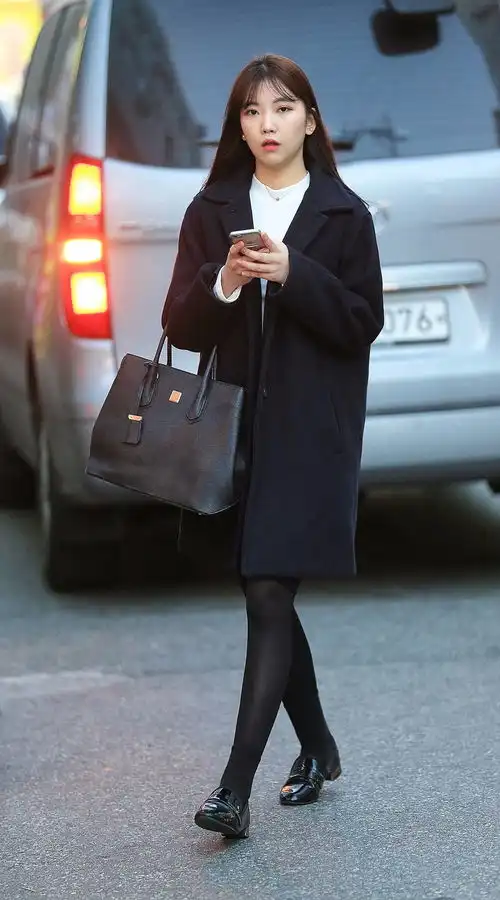 教你如何晋升为韩剧男女主角韩国女生把大衣穿的时髦又性感的秘诀,这期街拍告诉你