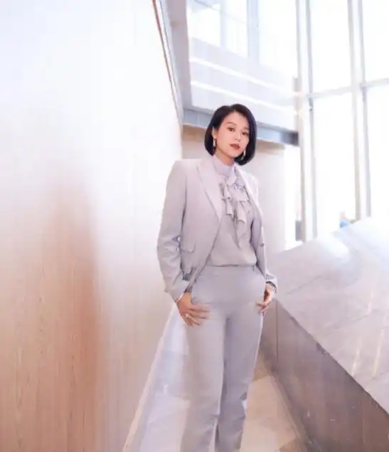 胡杏儿官宣三胎后,穿红皮裙系黑腰带,身材完美看不出