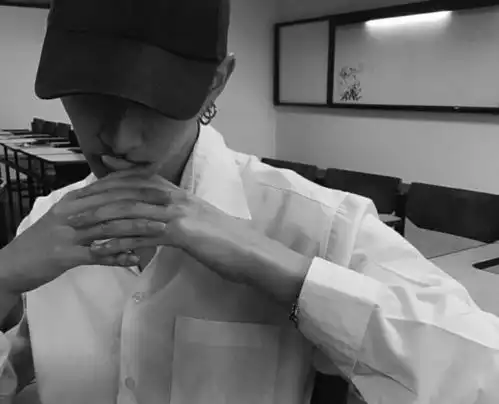 抑郁症系头像引擎盖