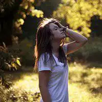 闭眼微笑女生阳光头像微信头像图片大全