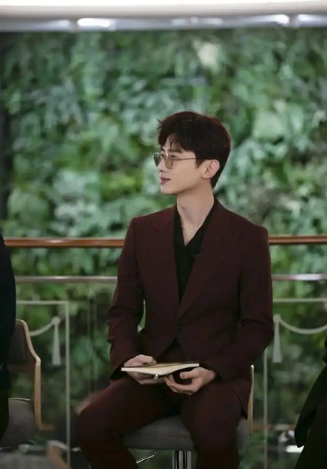 白敬亭太拼了穿白t搭针织帽化身娇羞女郎白静婷,嘟嘴卖萌