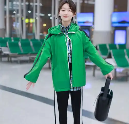 周冬雨机场摆拍,并问我长得是不是越来越喜庆了