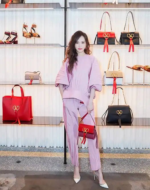 罗晋为唐嫣拍大片,黑色系皮裙套装超有魅力,满满的御姐范没错了