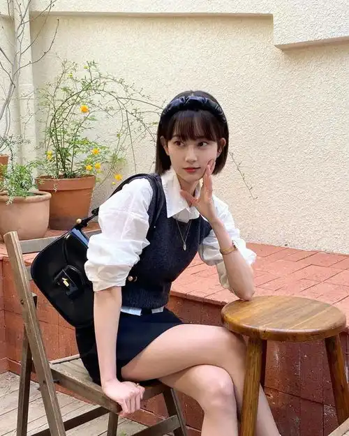 日韩系短发女生既甜美也冷酷,少年感满满