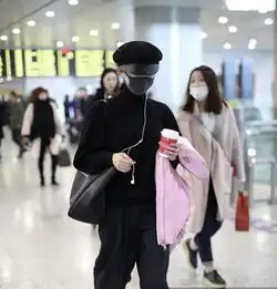 32岁的江疏影又扮嫩穿粉色外套配黑色高领毛衣,暴露少女心