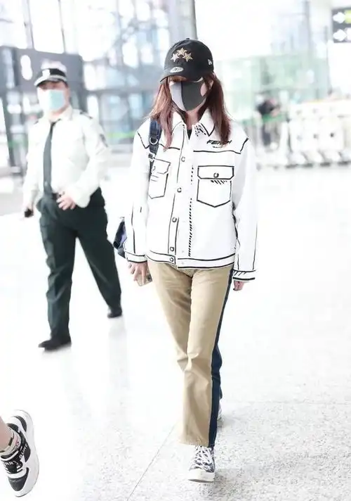 赵薇戚薇撞衫,工装夹克尽显漫画风气质,搭配不同各有魅力