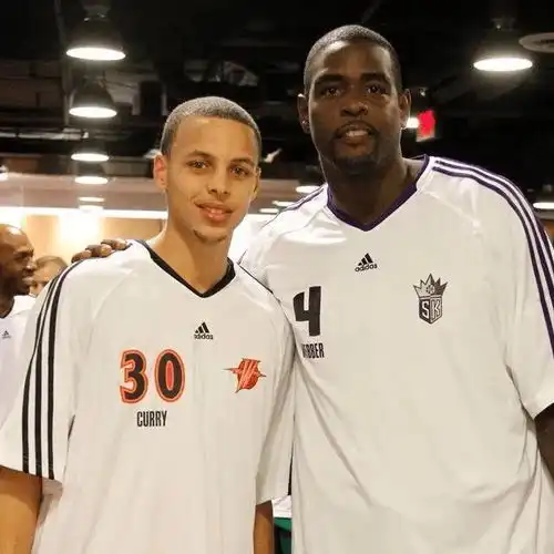 键盘侠丨库里离谱失误险些葬送胜利,球迷还是巴恩斯拯救了他