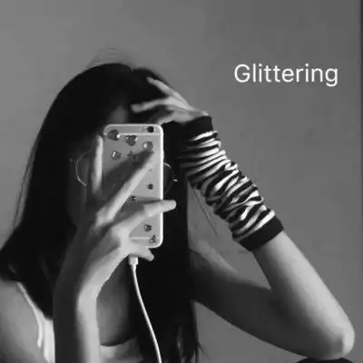 qq头像黑白女生一个人流浪难免会受伤