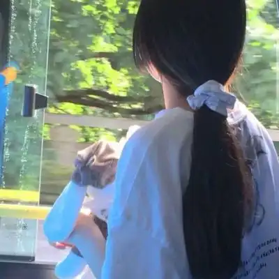 清新绿色森系女生头像真人图片