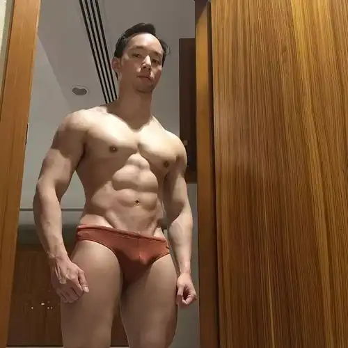 这年头,一身肌肉已经是男生标配了