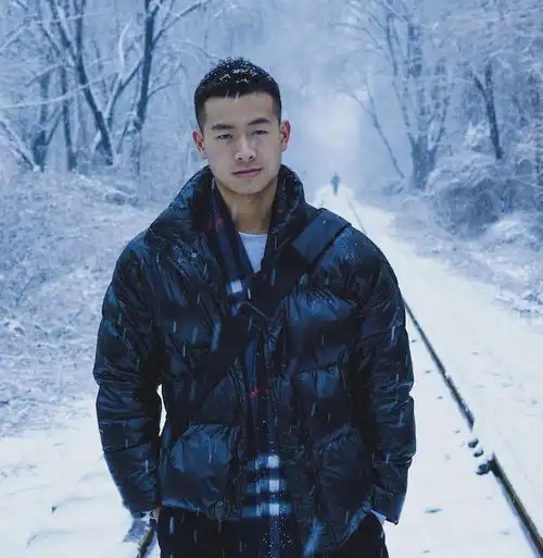 人人都有一件白衬衣,试问谁能抵抗这9位男生的诱惑