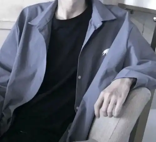 男黑色系有腹肌头像帅气