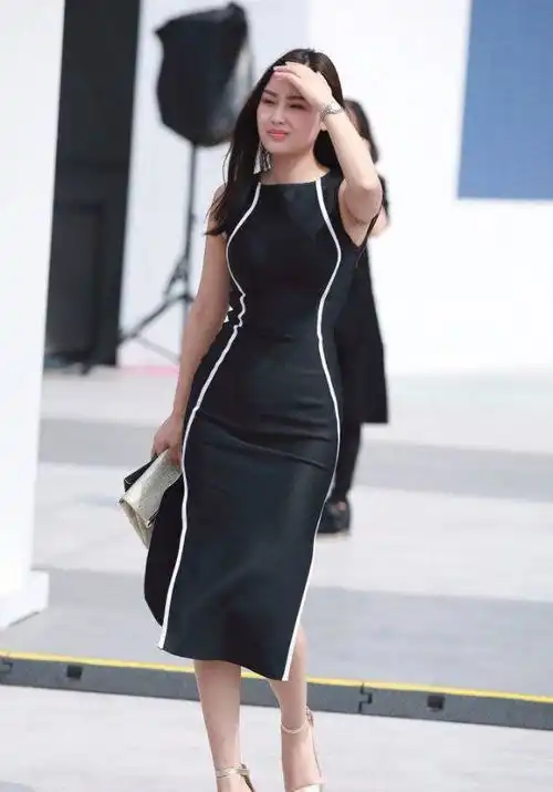 美女真会穿衣服,粉色的小t搭配白色的短裙,尽显小女人的韵味