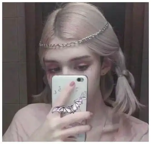 微颓真人女生头像很奇怪,爱我的人只能爱到一半