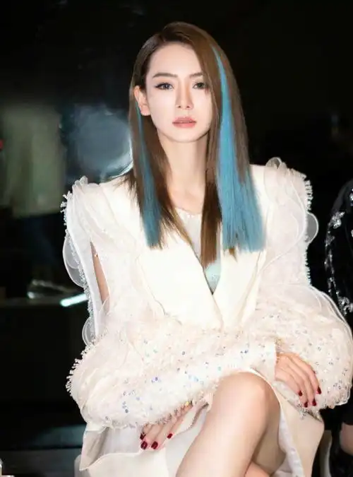 戚薇复古造型来袭,茶色短发搭配黑白裙装,女王的棋局高调开启