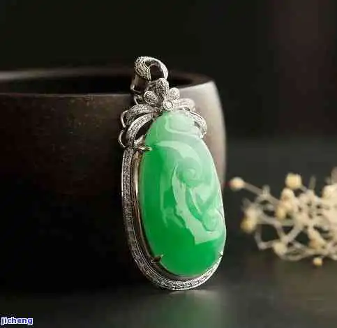 石榴木命的人如何选择更符合自身的翡翠饰品