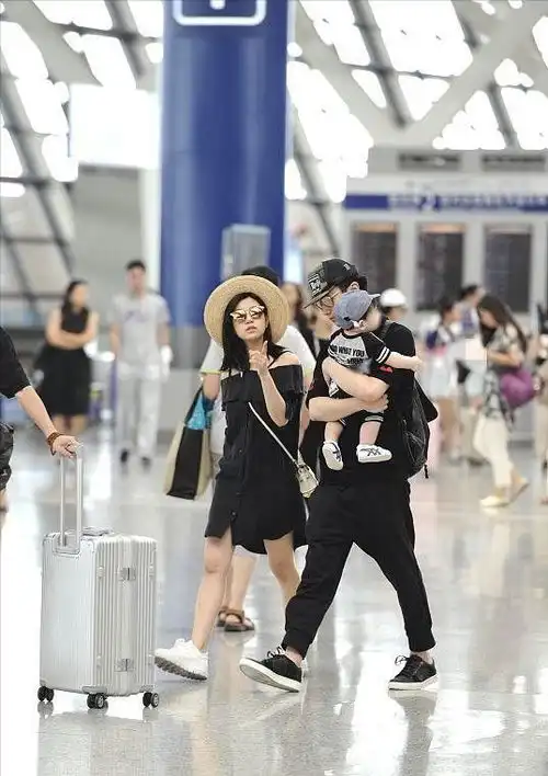 陈晓陈妍希带孩子出门,一家三口穿情侣装,黑色系简单又低调