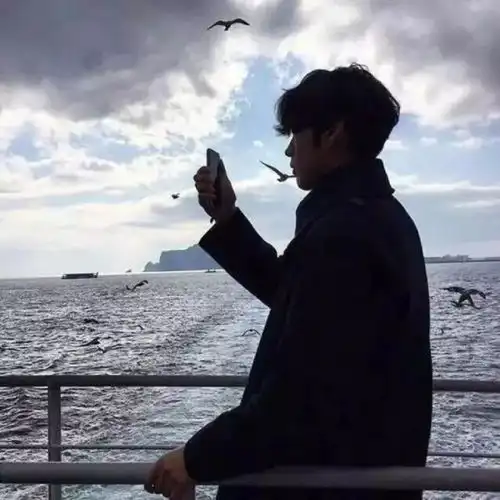 男生头像愿你如月光,明亮不清冷