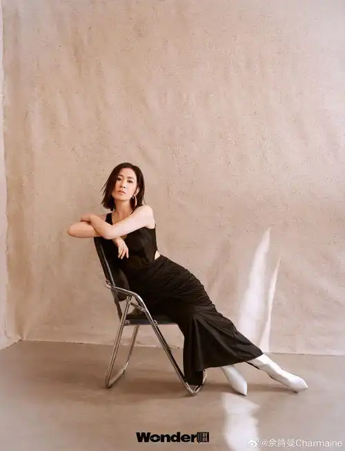 49岁佘诗曼罕晒泳装美照全身零赘肉a4腰抢镜