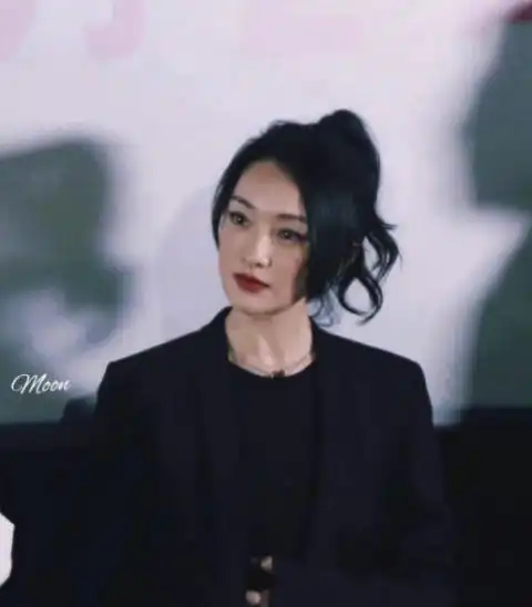 47岁周迅现身状态如少女穿西装戴墨镜气质卓绝