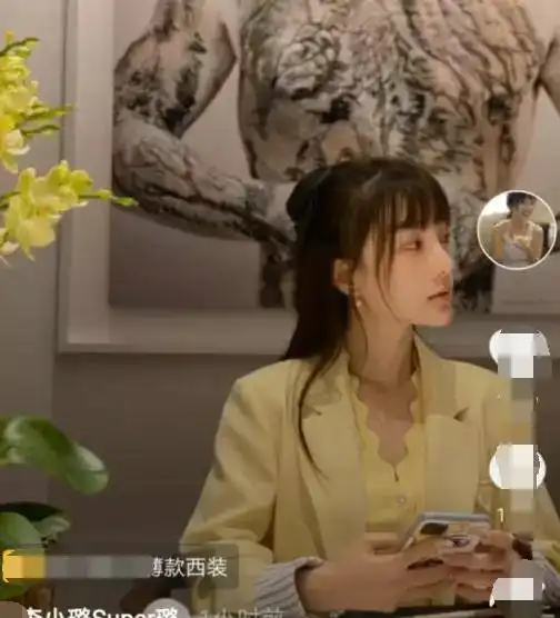 李小璐穿西装面色红润,不惧怕网友七嘴八舌议论,声称努力做最好自己