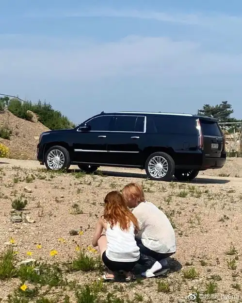 泫雅与男友穿情侣装拍照甜蜜依偎笑容灿烂