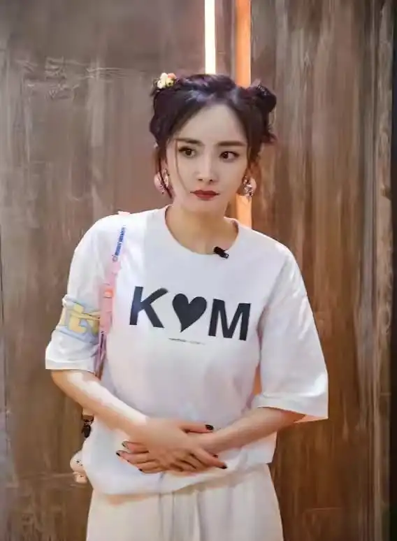 杨幂录制密逃造型路透图,一身纯白造型好青春