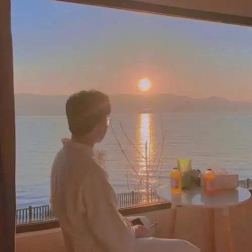 情侣头像.他说你任何为人称道的美丽,不及他第一次遇见你