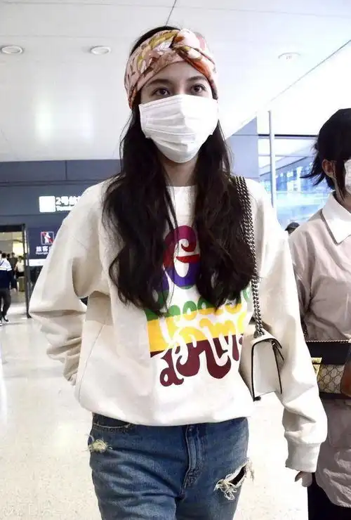 时尚女孩宋妍霏头系发巾露出大眼睛,一袭穿搭简约却时髦