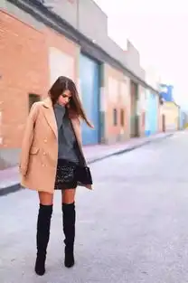 过膝长靴搭配大衣这个搭配组合时髦性感又有型