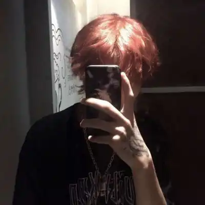 高冷男头像真人高清拿着手机拍照的男生头像