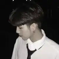 兄弟头像两张一人一张半身的,玩手机的,穿西装的