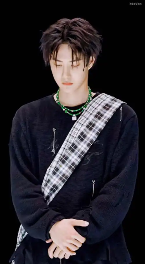 王一博纯黑破洞毛衣搭配黑白格纹绶带洋溢少年之气