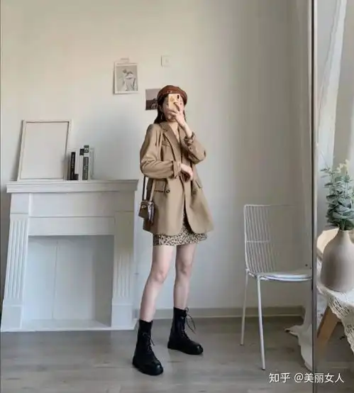 卡其色上衣配什么颜色裙子好看减龄