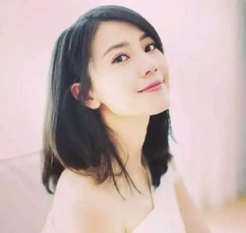 41岁的高圆圆依然很清纯,穿白色连衣裙配上披肩秀发,少女感十足