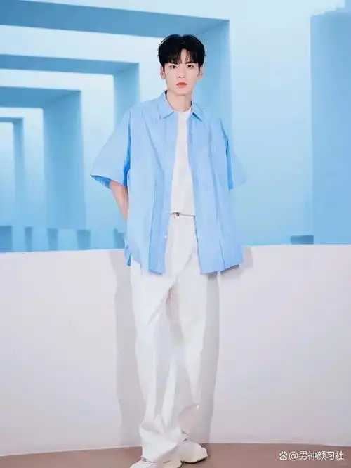 不如试试看饱和度高的蓝色衬衫吧,谁穿都是意气风发少年郎的样子