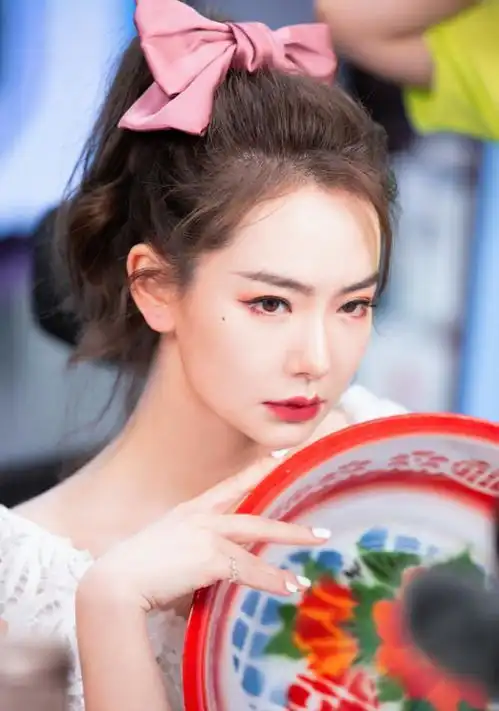 戚薇白裙配粉色蝴蝶结超少女,与薇娅拿鸡毛掸子拍大片,潮范十足