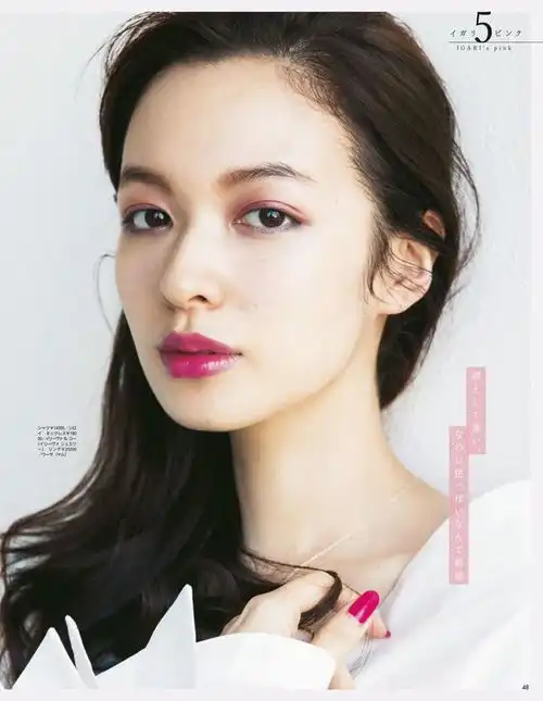 女明星都抛弃大地色眼影了,全都换上亮色系,宋祖儿戚薇简直惊艳