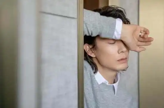 戚薇李承铉夫妇演绎情侣穿搭,极简风也能穿出甜蜜感