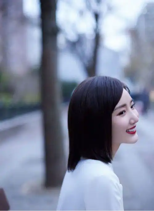 毛晓彤的气质好纯净钟爱白色系穿搭,尽显温婉美丽的女人味