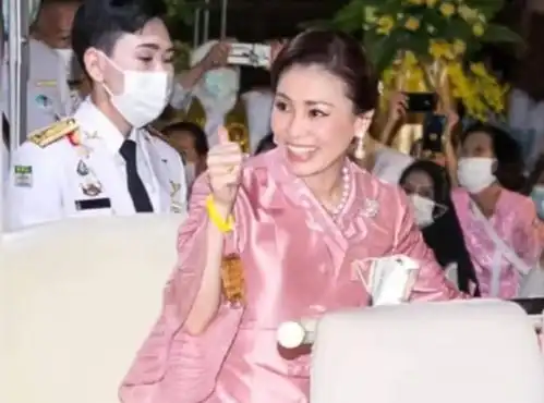 西班牙51岁王后把人嫩到穿粉色丝绸裙拎着印花包,背影照像少女