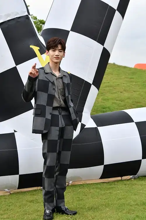 白敬亭真有小说男主既视感,身高腿长气质好,气场也挺高级