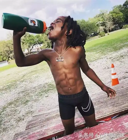在吊打同龄人之后,这个6岁的孩子决定将天赋带到nfl