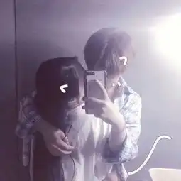 双人暧昧情头钟爱手机更在意你