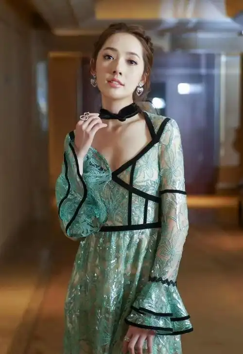 感觉郭碧婷结了婚也有小女人样,穿绿色长裙还有仙气感,颜色显白